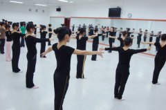高铁乘务员应该必备哪些礼仪？